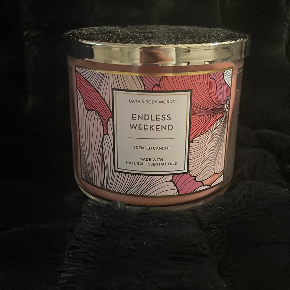 Bath & Body Works 3 Wick Candle - Endless Weekend